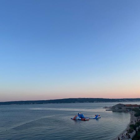 Stunning Beachfront Apartment With Roof Terrace Kastela Bagian luar foto