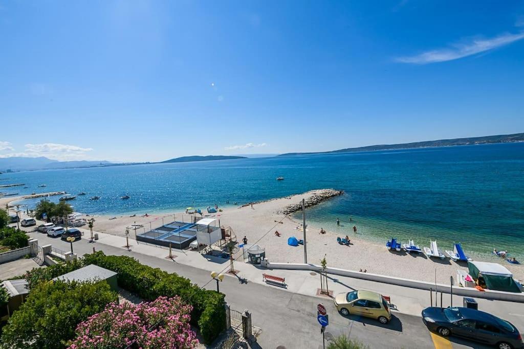 Stunning Beachfront Apartment With Roof Terrace Kastela Bagian luar foto