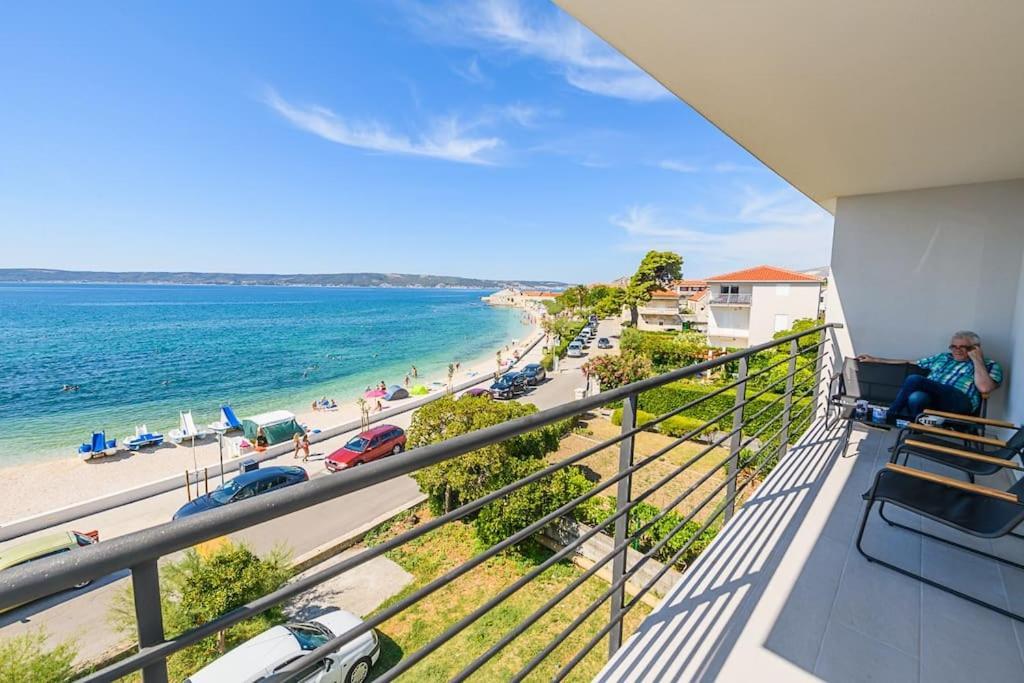 Stunning Beachfront Apartment With Roof Terrace Kastela Bagian luar foto