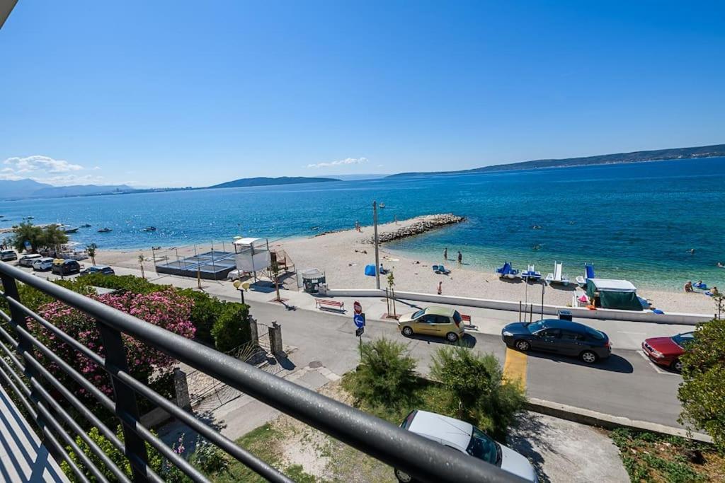 Stunning Beachfront Apartment With Roof Terrace Kastela Bagian luar foto