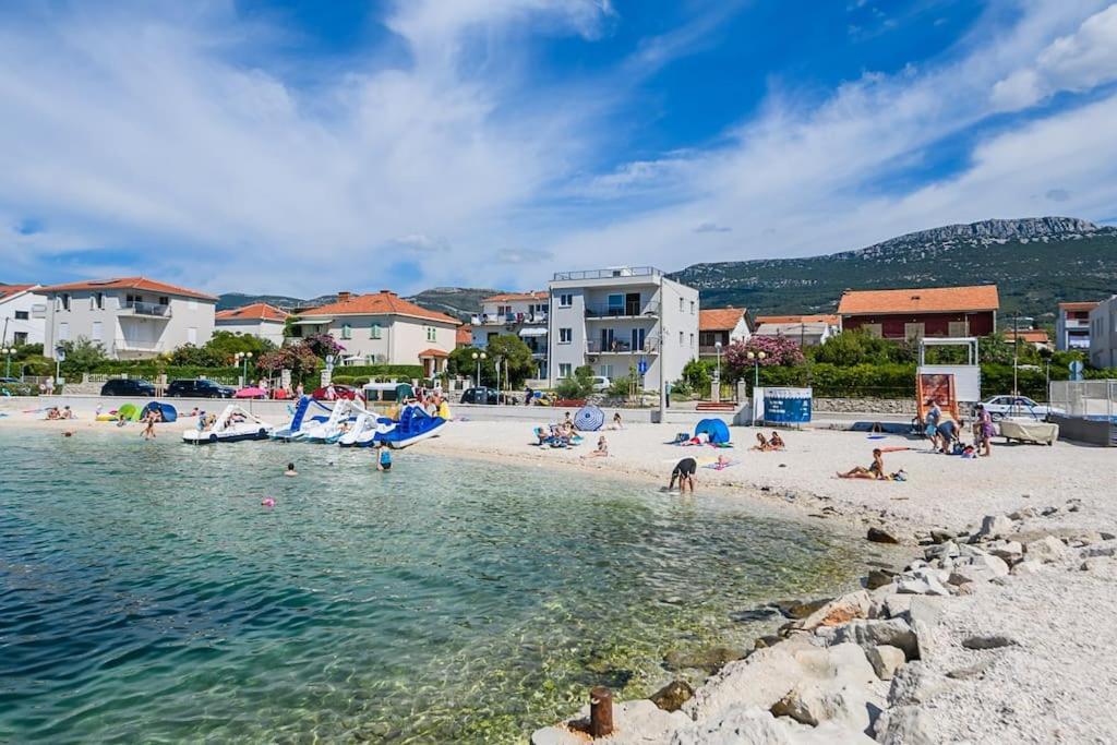 Stunning Beachfront Apartment With Roof Terrace Kastela Bagian luar foto