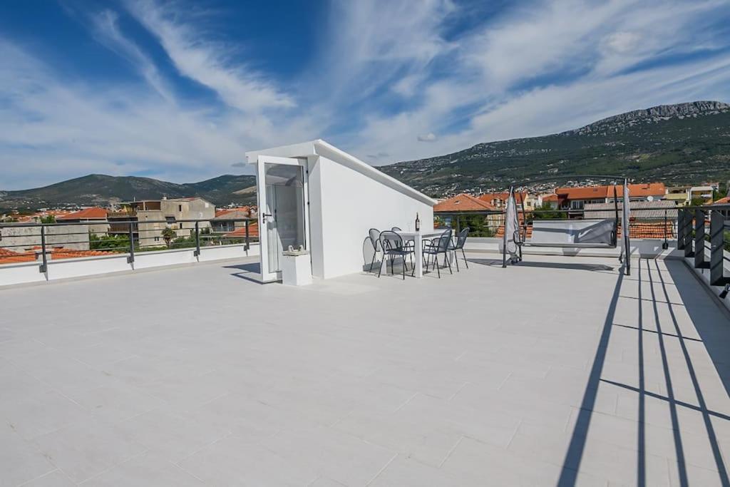 Stunning Beachfront Apartment With Roof Terrace Kastela Bagian luar foto