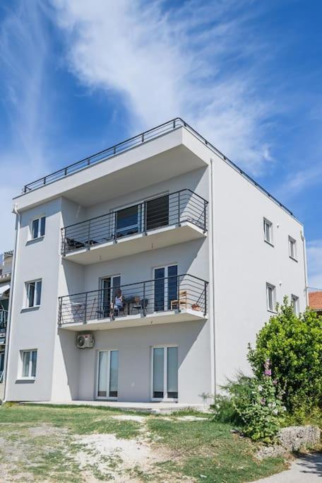 Stunning Beachfront Apartment With Roof Terrace Kastela Bagian luar foto