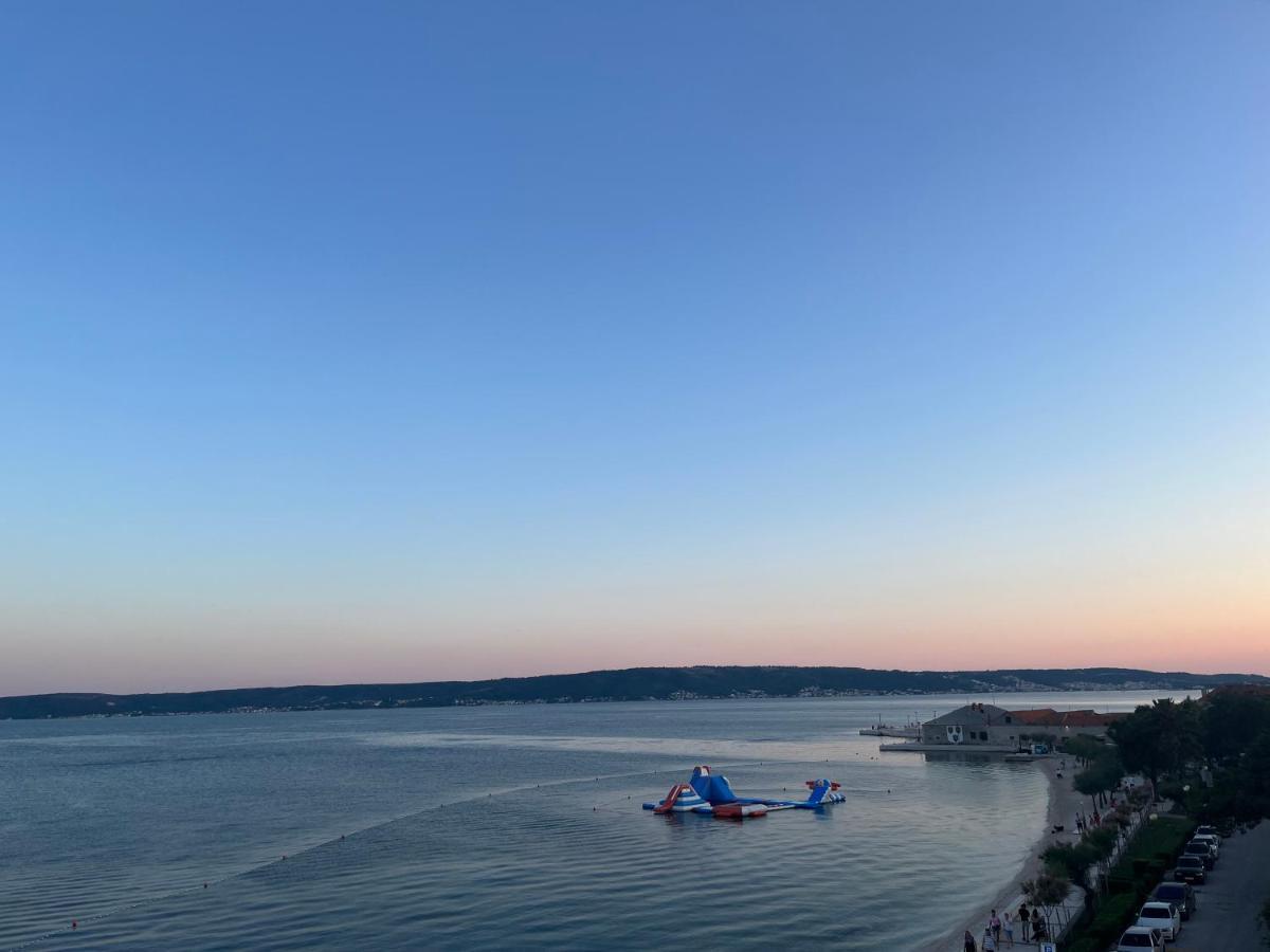 Stunning Beachfront Apartment With Roof Terrace Kastela Bagian luar foto